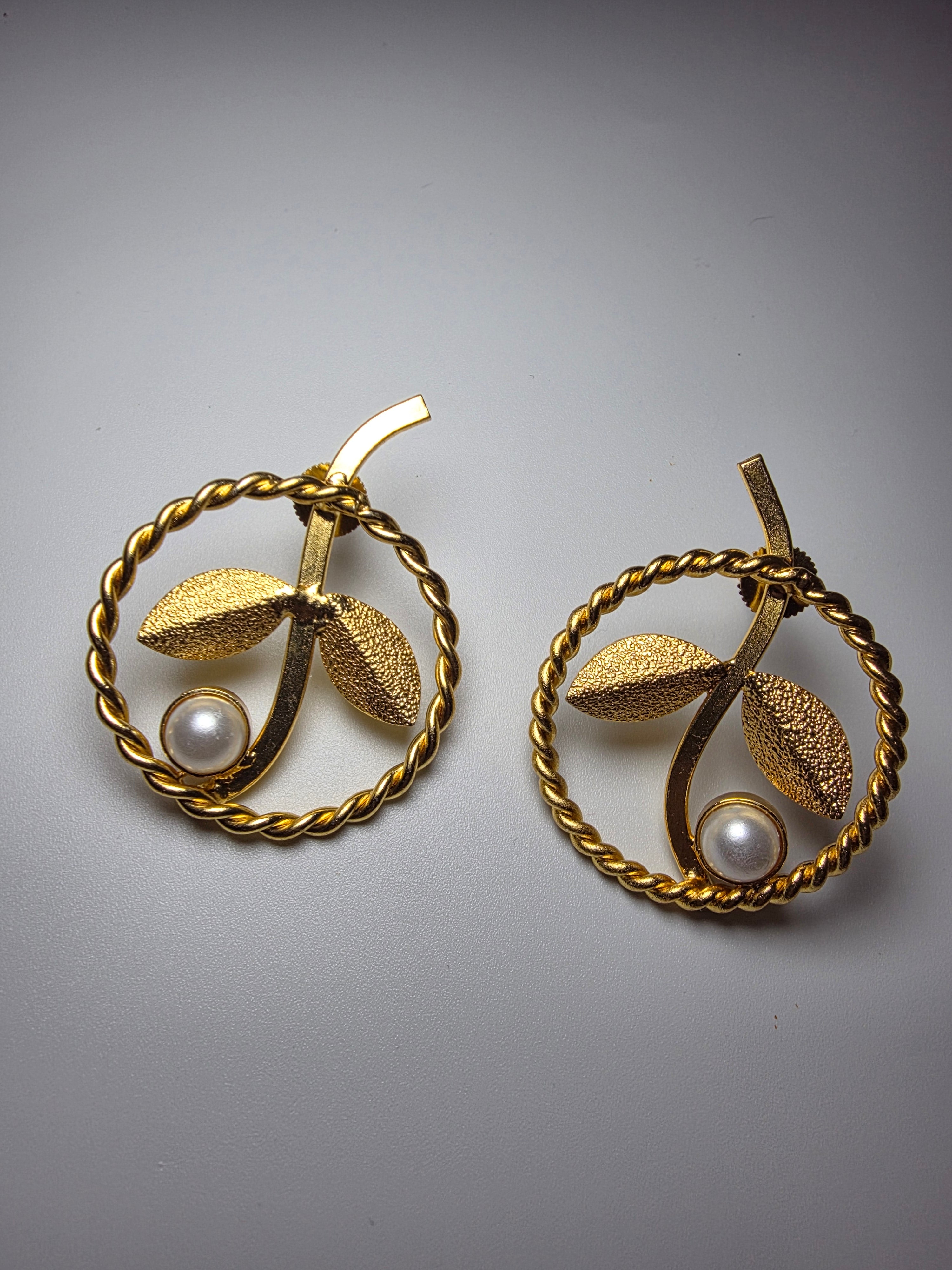 Curved Leaf Pearl Studs