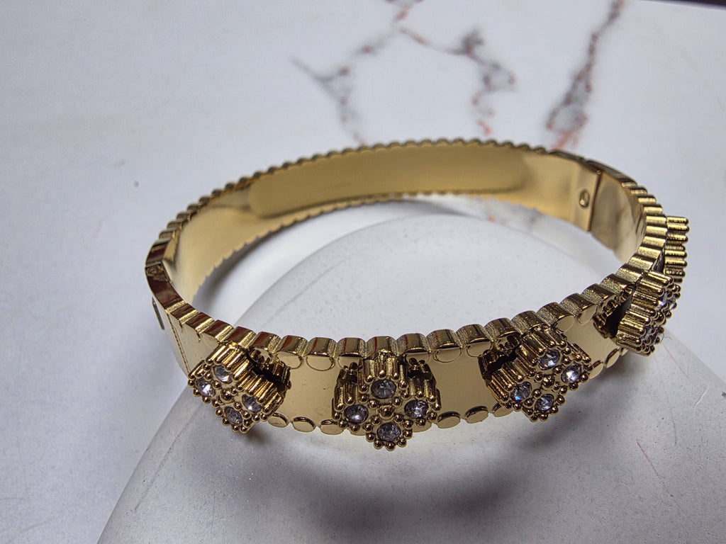 Twinkle Petals Clover Bracelet