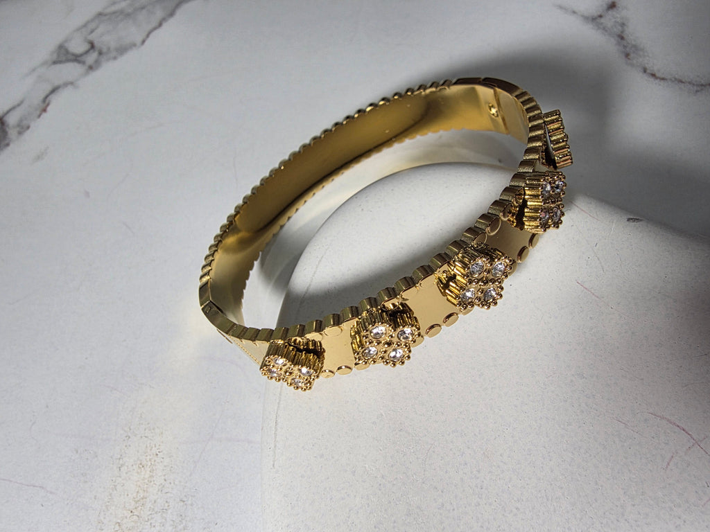 Twinkle Petals Clover Bracelet